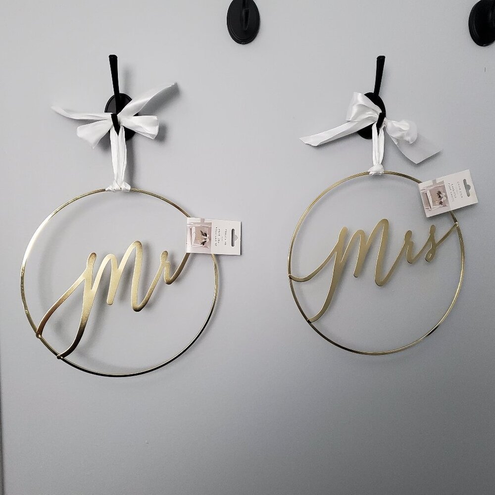 *Donating Soon - Make Offer* Mr & Mrs Chair Signs Gold Metal Circle White Ribbon